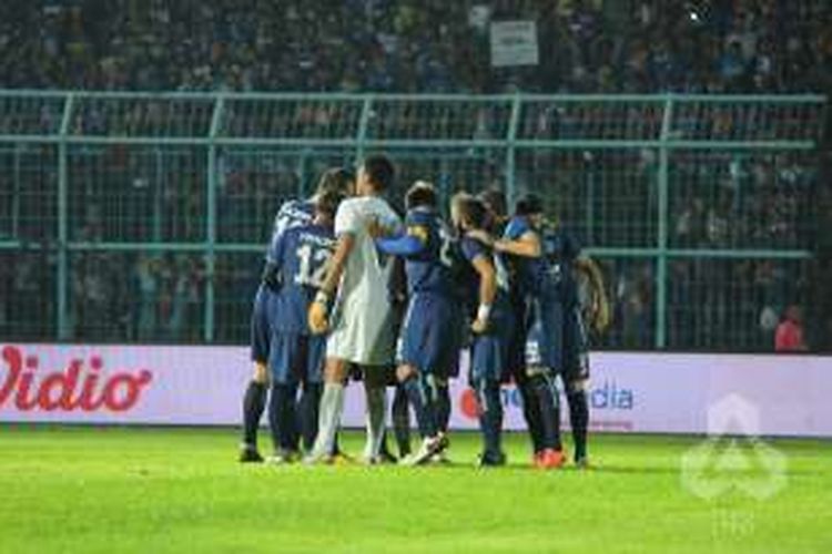 Para pemain Arema Cronus berkonsolidasi saat melawan Persija Jakarta pada lanjutan TSC di Stadion Kanjuruhan, Minggu (19/6/2016).