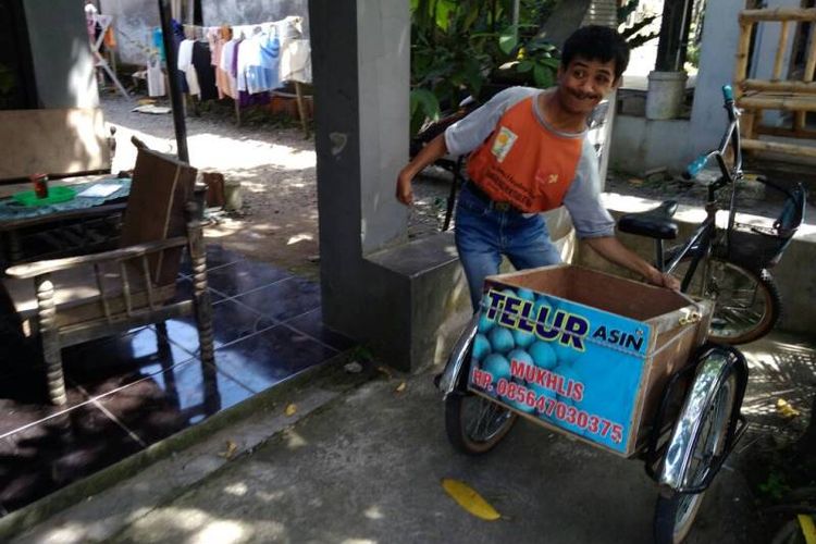 Mukhlis Eko Nugroho (28) di Sukoharjo giat menjual telur asin demi membantu orangtua meski memiliki keterbatasan fisik.