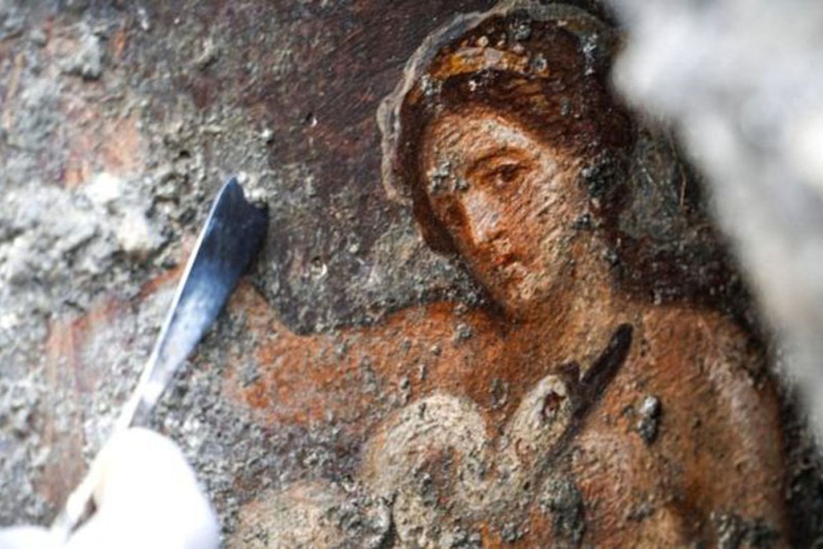 Sejumlah arkeolog menemukan lukisan erotis peninggalan Romawi di reruntuhan kota kuno Pompeii, Italia. Lukisan tersebut menggambarkan kisah yang sudah tersohor bagi masyarakat Romawi dan Yunani yaitu tentang kisah erotis Ratu Sparta, Leda dan Angsa.