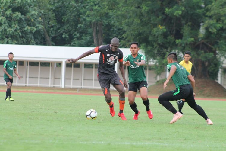 Striker Asing Semen Padang Barthelemy pada laga uji coba dengan Timnas U-23,  Selasa (12/3/2019) di Stadion Madya. 