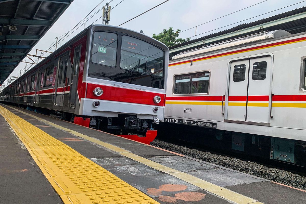 Kereta saat melintasi Stasiun Tebet di Jakarta, Jumat (11/3/2022). Pemerintah menerbitkan aturan baru naik KRL yaitu tempat duduk tanpa jarak, peningkatan kapasitas hingga 60 persen, balita dibolehkan naik dengan didampingi orang tua, wajib memakai masker, dilarang berbicara dan sudah divaksin Covid-19.