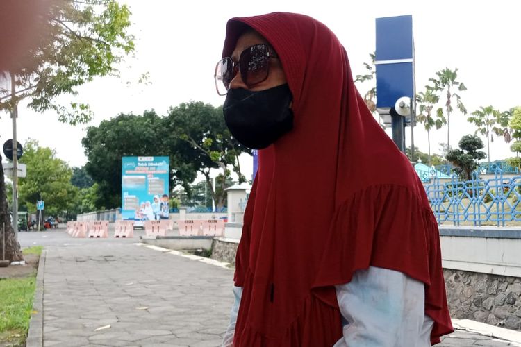Sulviana, perempuan penjual minuman keliling yang harus menghidupi keluarganya saat ditemui di sekitar masjid Al Akbar Surabaya, Selasa (28/1/2025)