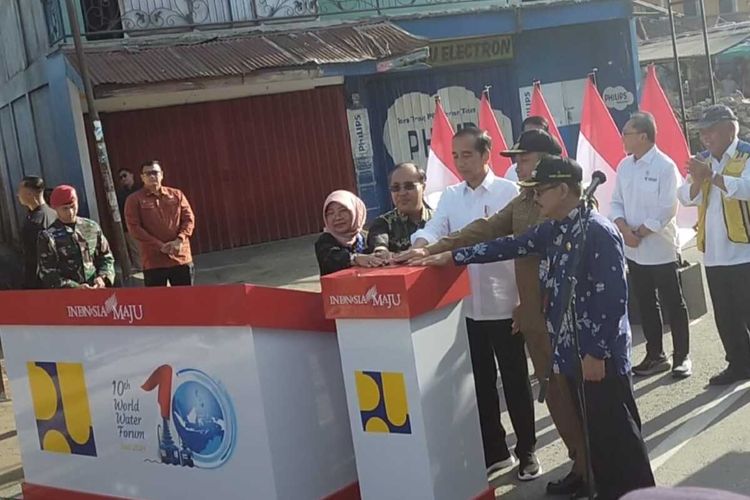 Presiden Jokowi meresmikan Inpres Jalan Daeran di Lembar, Lombok Barat, NTB, Kamis (2/5/2024).