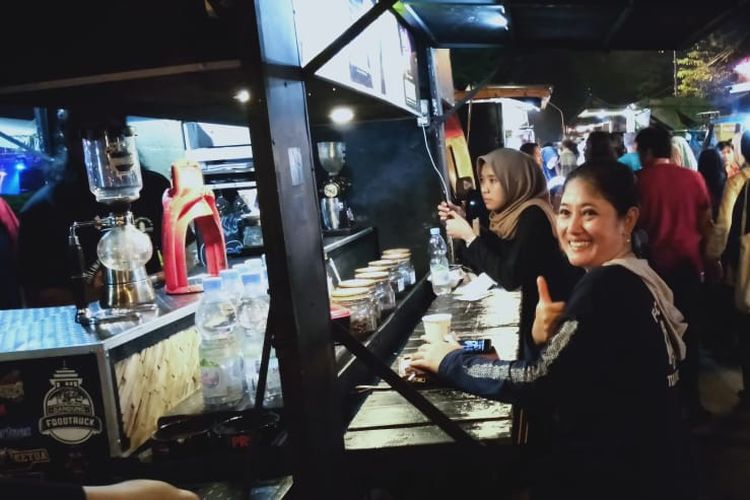 Food truck festival di Kota Semarang, Jawa Tengah digelar di Taman Plered, atau di sisi barat Sungai Kanal Banjir Barat (KBB), Semarang, Jumat (26/4/2019) malam. 