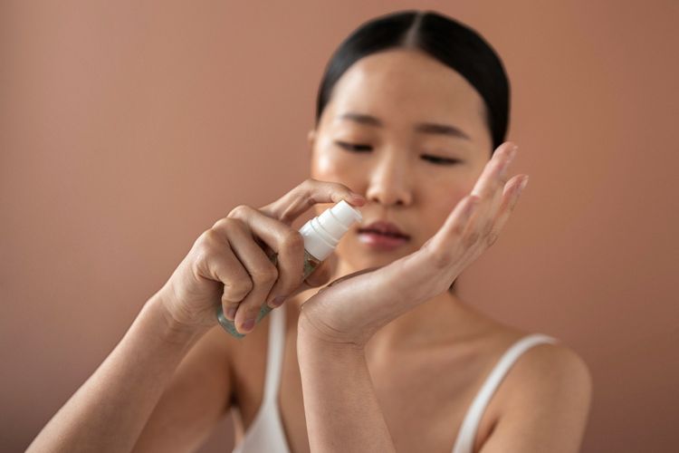 Vitamin C bisa bantu atasi flek hitam jika digunakan dengan benar. Cek panduan dokter soal dosis, urutan skincare, dan pentingnya sunscreen.