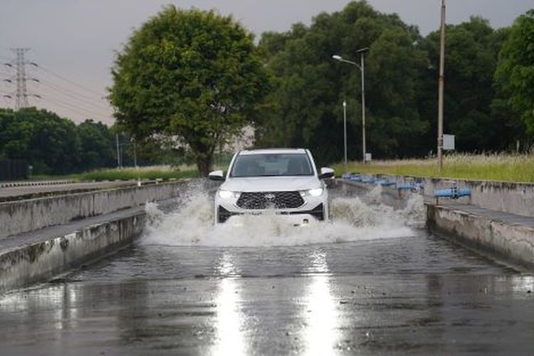 Toyota Kijang Innova Zenix Hybrid lagi tes lewat genangan air di pabrik TMMIN, Karawang, Jawa Barat.