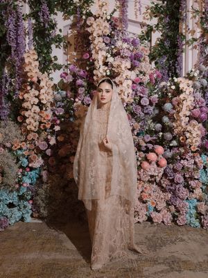 Gaya pengajian Syifa Hadju tampil anggun dalam nuansa pastel lembut. Intip 6 detail style yang elegan.
