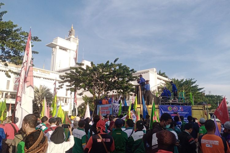 Ribuan buruh dari 38 serikat pekerja yang tergabung dalam Gerakan Serikat Pekerja (Gasper) Jawa Timur melakukan aksi demonstrasi di depan Kantor Gubernur Jawa Timur, Surabaya, Senin (19/9/2022), sekitar pukul 16.15 WIB.