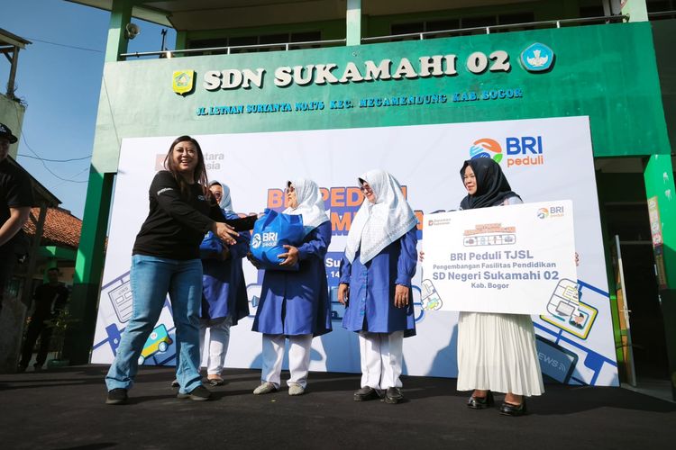 Penyerahan bantuan dari BRI PPeduli kepada SDN Sukamahi 02, Megamendung, Kab Bogor Jawa Barat
