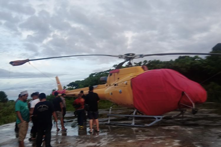 Perwakilan Dewan Adat Papua (DAP) Wilayah III Doberai saat hendak melakukan gembok menggunakan rantai terhadap helikopter milik CV. Salemo Raya di yang terparkir di SP III, Kabupaten Manokwari Papua Barat, Rabu (17/8/2022).