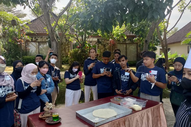 Calon anggota komunitas konten kreator yang dibentuk oleh Dinas Pariwisata dan Kebudayaan Kabupaten Malang saat membuat konten kreatif bertema kuliner.