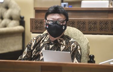 Menteri Pendayagunaan Aparatur Negara dan Reformasi Birokrasi (MenPAN-RB) Tjahjo Kumolo bersiap mengikuti rapat kerja bersama Komisi II DPR di Komplek Parlemen, Jakarta, Kamis (8/4/2021).