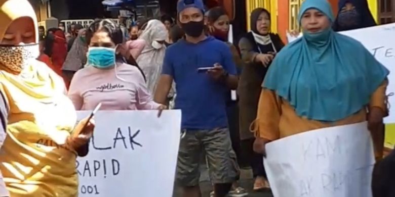 Warga di awasan Silale, Kecamatan Nusaniwe, Ambon menggelar aksi demo menolak rencana tenaga medis yang datang ke lokasi itu untuk menggelar rapid tes terhadap satu keluarga di kawasan tersebut, Kamis (4/6/2020). Dalam aksi itu warga juga memblokade lorong menuju rumah keluarga yang akan dirapid test