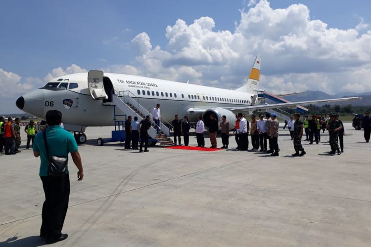 Presiden RI Joko Widodo bersama Ibu Iriana tiba di Palu, Sulawesi Tengah, Rabu (3/10/2018). Kunjungan Jokowi ke Palu untuk kedua kalinya pasca-gempa dan tsunami melanda Palu dan Donggala. Presiden menemui korban gempa dan tsunami yang dirawat dan mengungsi di Bandara Sis Al-Jufri.