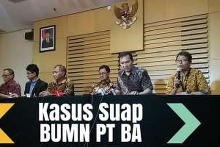 Ketua KPK Agus Rahardjo bersama pimpinan KPK dan perwakilan Kejaksaan Agung saat mengumumkan hasil operasi tangkap tangan yang dilakukan Kamis (31/3/2016).