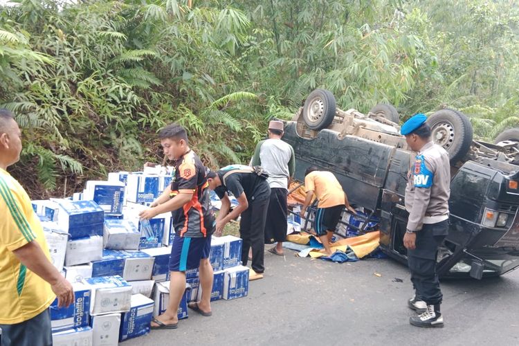 Mobil logistik yang mengangkut barang-barang untuk dakwah Ustad Solmed memgalami kecelakaan di jalan Siau-Jangkat