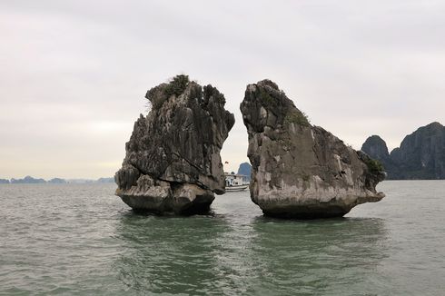 Kissing Rocks di Ha Long Bay Vietnam Terancam Runtuh, Ini Sebabnya