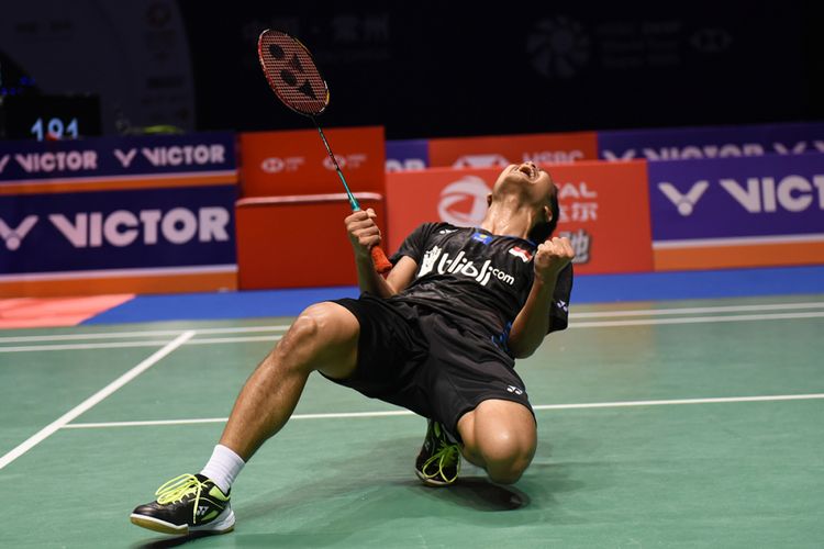 Pebulu tangkis tunggal putra Indonesia Anthony Sinisuka Ginting melakukan selebrasi usai menaklukkan pebulu tangkis Jepang Kento Momota pada laga final China Open 2018 di di Olympic Sports Center Xincheng Gymnasium, Changzhou, China, Minggu (23/9/2018). Anthony Sinisuka Ginting berhasil meraih juara China Open 2018 setelah mengalahkan Momota dengan skor akhir 23-21 dan 21-19.