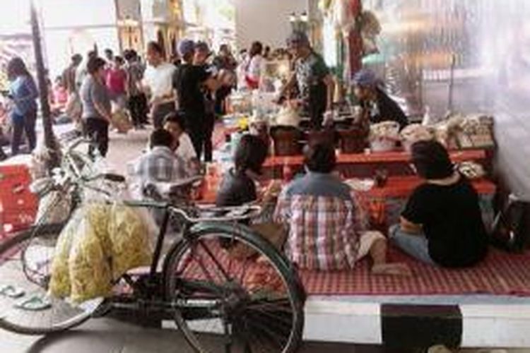 Suasana warung kopi diciptakan stan Kopi Joss Yogyakarta di Festival Kuliner Serpong 2013.