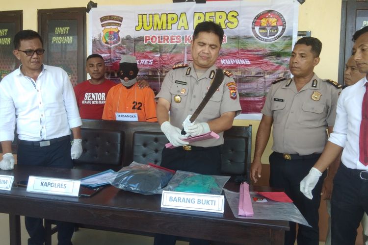 Kapolres Kupang AKBP Aldinan RJH Manurung, bersama sejumlah pejabat Polres Kupang, menggelar jumpa pers, Senin (6/1/2020)