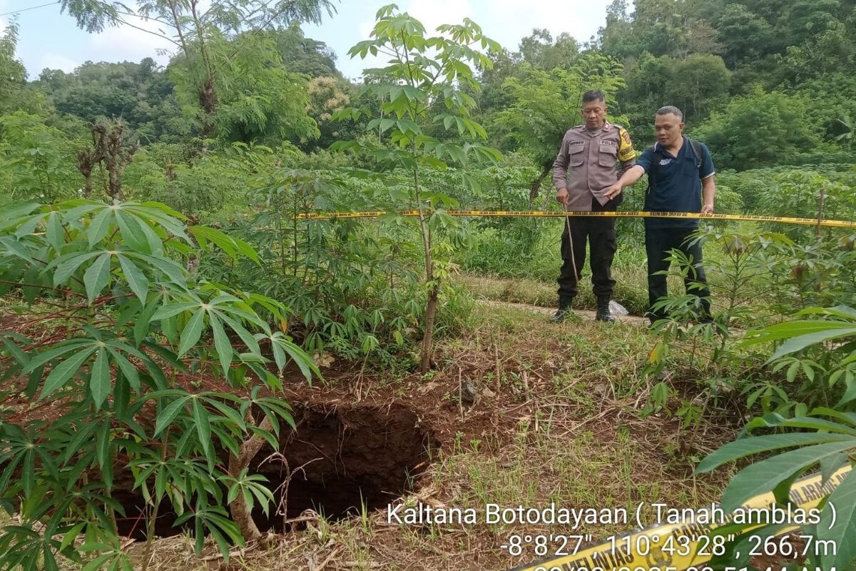 Fenomena Sinkhole di Padukuhan Weru, Kalurahan Botodayaan, Kapanewon Rongkop, Kabupaten Gunungkidul, DI Yogyakarta, Kamis (27/2/2025).