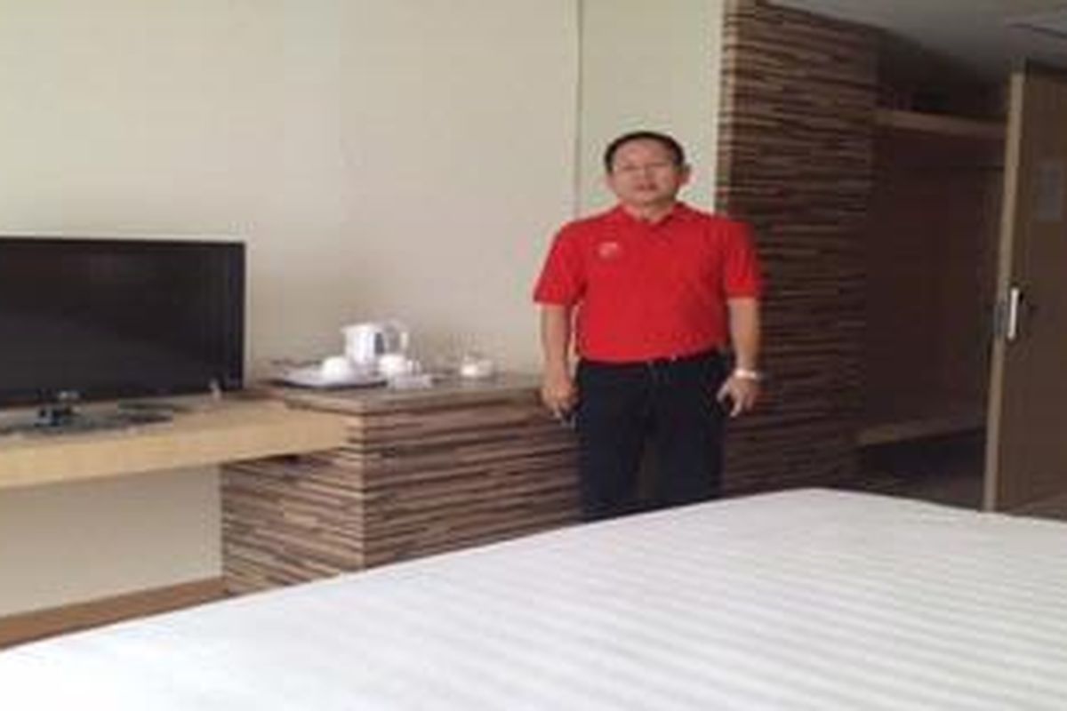 Presiden Direktur dan CEO Grand Zuri Nico Kasan di sebuah kamar Hotel Grand Zuri BSD. Hotel bintang empat ini beroperasi pada 16 Juni 2012