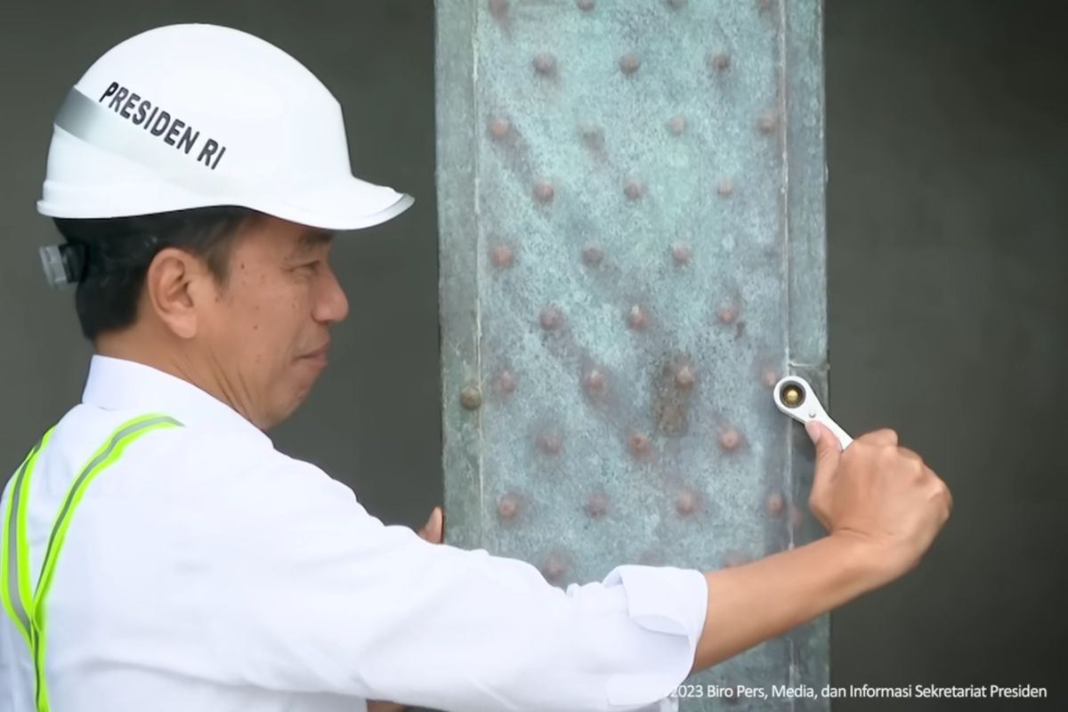Presiden ke-7 RI, Jokowi pasang baut bilah pertama di Kantor Presiden IKN (22/9/2023)