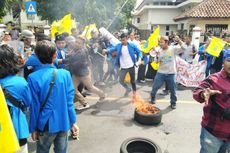 Aksi Tolak Omnibus Law di Tasikmalaya Sempat Ricuh, Mahasiswa Bakar Ban di Jalan