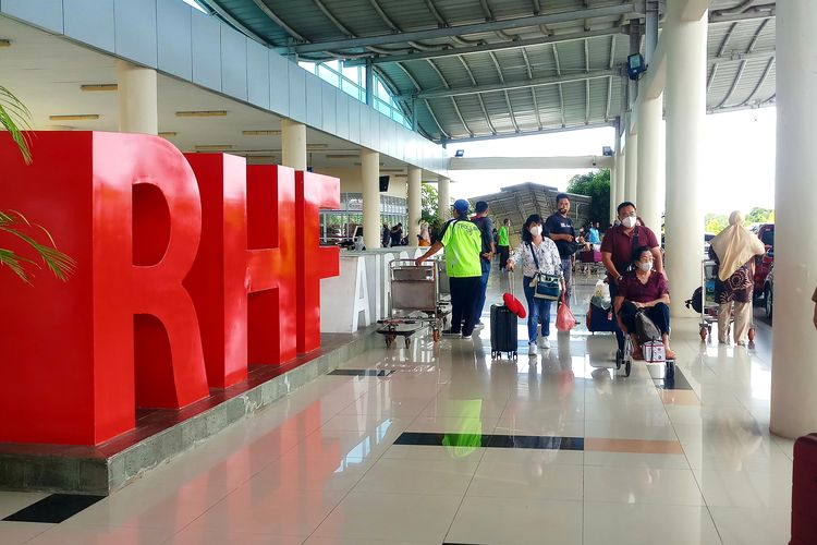 Sejumlah penumpang turun di Bandara RHF Tanjungpinang, Rabu (9/3/2022).