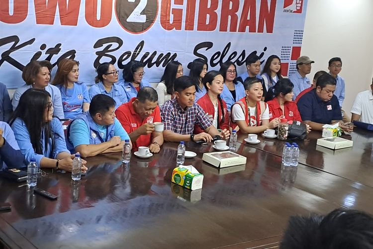 Ketua Umum Partai Solidaritas Indonesia (PSI) Kaesang Pangarep mengumpulkan sejumlah relawan Joko Widodo (Jokowi) hingga Prabowo Subianto-Gibran Rakabuming Raka di Kemang, Jakarta, Selasa (9/1/2024). 