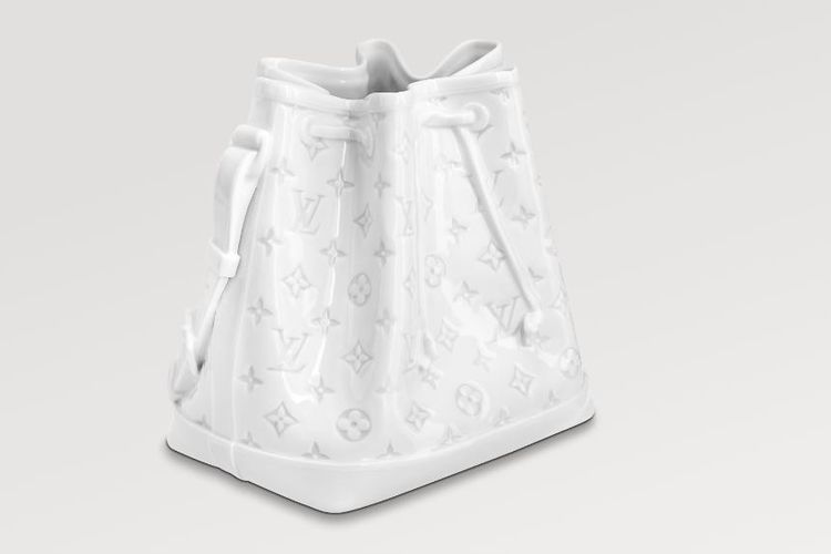 Louis Vuitton rilis vas bunga porselen yang mengambil inspirasi dari tas ikonik Noé BB