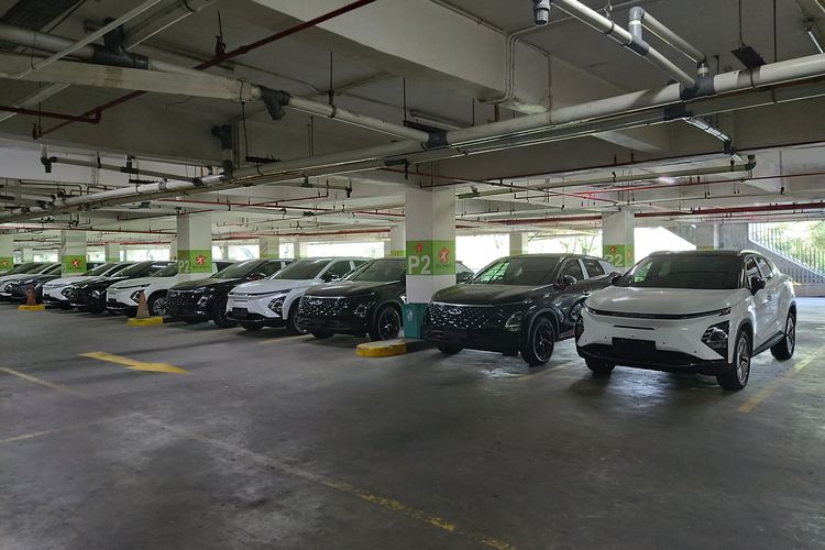 Deretan mobil Chery di dalam parkiran Mal Bellanova Sentul