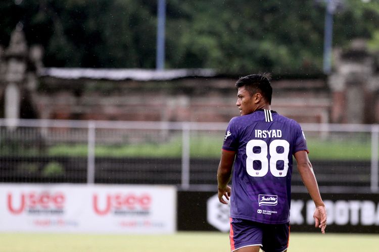 Pemain Persita Tangerang Irsyad Maulana saat pertandingan pekan 19 Liga 1 2021-2022 melawan Persela Lamongan yang berakhir dengan skor 3-0 di Stadion I Gusti Ngurah Rai Denpasar, Selasa (11/1/2022) sore.