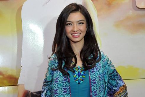 Raline Shah Penggemar Kain Etnik dari Indonesia