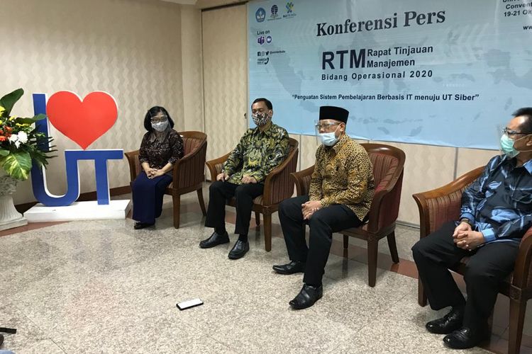 Konferensi Pers Rapat Tinjauan Manajemen (RTM) digelar UT pada 19-21 Oktober 2021 dan diikuti 39 Unit Program Belajar Jarak Jauh (PBJJ-UT) dari seluruh Indonesia.