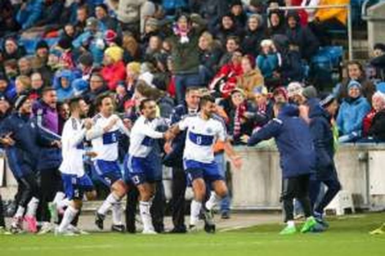 Para pemain San Marino merayakan gol Mattia Stefanelli ke gawang Norwegia pada pertandingan kualifikasi Piala Dunia 2018 di Oslo, Selasa (11/1/2016). 