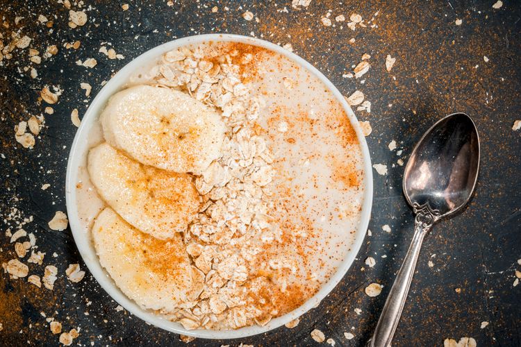 Ilustrasi banana smoothie bowl pakai yoghurt dan oatmeal. 