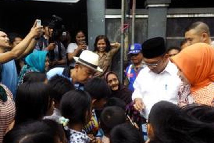 Wali Kota Bandung Ridwan Kamil saat memberikan wafer kepada puluhan anak kecil dalam program blusukan 'Mapay Lembur' di Kecamatan Bandung Kulon, Kamis (5/11/2015)
