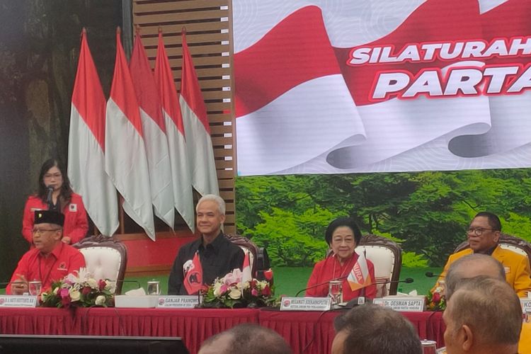 Pertemuan kerja sama politik PDI-P dan Partai Hanura di Kantor DPP PDI-P Jalan Diponegoro, Menteng, Jakarta, Senin (28/8/2023). Dihadiri oleh Sekjen PDI-P Hasto Kristiyanto, bakal capres PDI-P Ganjar Pranowo, Ketum PDI-P Megawati Soekarnoputri dan Ketum Hanura Oesman Sapta Odang atau Oso beserta jajaran pengurus DPP PDI-P dan Partai Hanura.