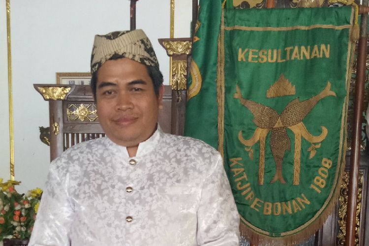 Sultan Keraton Kacirebonan IX, Pangeran Abdulgani Natadiningrat. Di latar belakang tampak panji panji Keraton Kacirebonan. Gambar ikan berkepala satu berbadan tiga ini melambangkan keesaan Tuhan (satu kepala), dan zat, sifat, afal (tiga badan). Lambang ini diambil dari sari ajaran tarekat syattariyah yang berkembang di Cirebon.