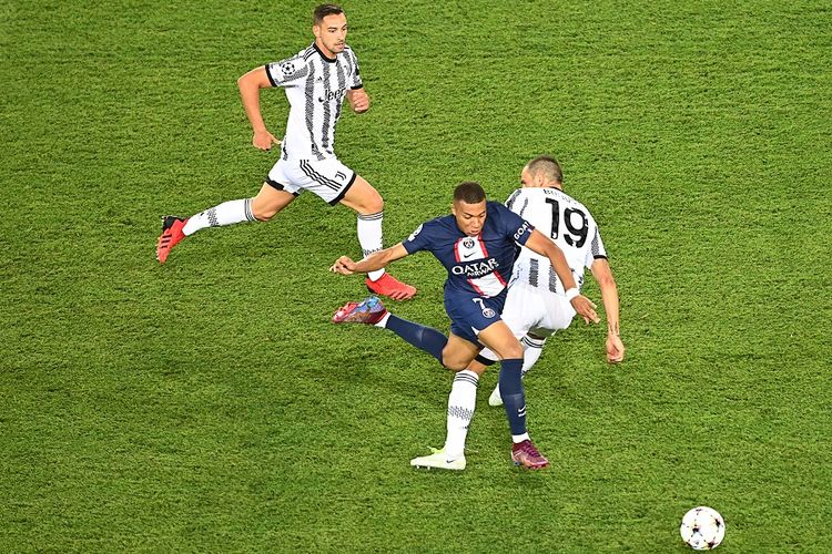 Penyerang Paris Saint-Germain Kylian Mbappe (tengah) berebut bola dengan bek Juventus Leonardo Bonucci (kanan) dan Mattia De Sciglio (kiri) pada pertandingan Grup H Liga Champions antara Paris Saint -Germain/PSG vs Juventus di Stadion Parc des Princes di Paris, pada 6 September 2022.