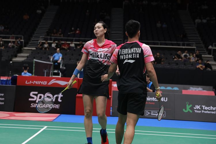 Ganda campuran Indonesia, Dejan Ferdinansyah/Gloria Emanuelle Widjaja, saat berjuang di babak 32 besar Singapore Open 2023, Selasa (6/6/2023) pagi WIB. Terkini, Dejan/Gloria menjadi salah satu wakil Indonesia yang berlaga pada babak 16 besar China Masters 2023.