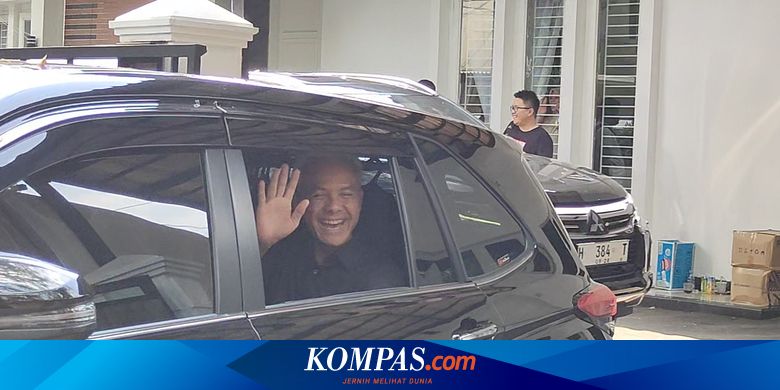 Ganjar Kenakan Baju Hitam di Hari Pendaftaran ke KPU, Beda dengan Mahfud