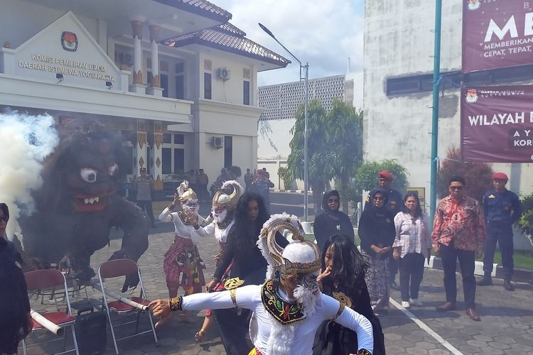 Patembayan Nusantara saat menari dan membakar ogoh-ogoh di halaman KPU RI, Kamis (7/12/2023)