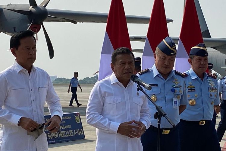 Wakil Menteri Pertahanan RI M Herindra saat acara serah terima pesawat Super Hercules C-130J-30 di Lanud Halim Perdanakusuma, Jakarta Timur, Selasa (15/8/2023). Ia didampingi Wakil Kepala Staf TNI AU (Wakasau) Marsekal Madya A Gustaf Brugman (kirinya).