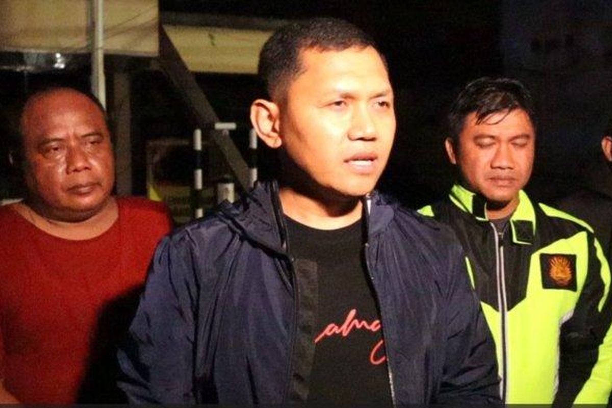 Kapolres Indramayu, AKBP Ari Setyawan Wibowo mengecek insiden kebakaran melanda Mapolsek Kandanghaur, Kabupaten Indramayu, pada Kamis malam (6/2/2025). 
