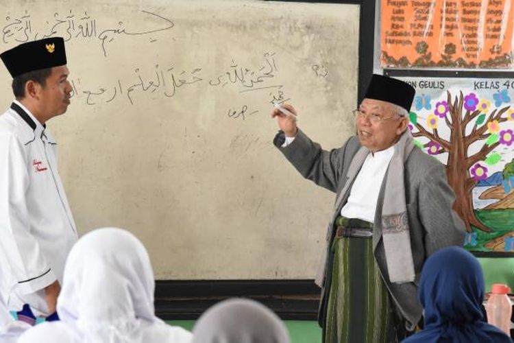 Rais Aam PBNU, KH Maruf Amin tengah mengajar kitab kuning ditemani Bupati Purwakarta Dedi Mulyadi di salah satu SD Purwakarta, Kamis (23/2/2017).