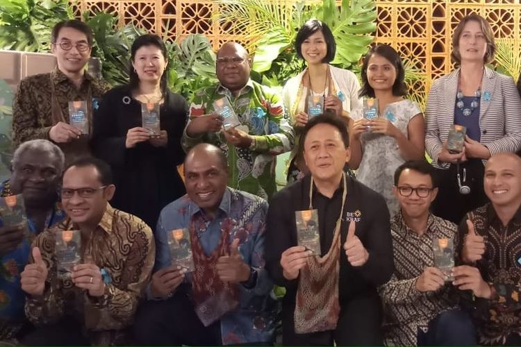 Wakil Gubernur Papua Barat Mohamad Lakotani (bawah, ketiga dari kiri) ketika menghadiri peluncuran Pipiltin Cocoa Ransiki 72 % di Grand Indonesia, Jakarta Pusat, Kamis (22/8/2019).