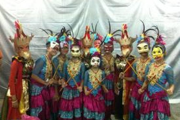 Para penari topeng dari Sanggar Citra Budaya, Bogor, Jawa Barat sebelum tampil di acara pembukaan Malaysian Internasional Mask Festival 2015 di Esplanade, KLCC Park, Kuala Lumpur, Malaysia, Kamis (13/8/2015) malam.