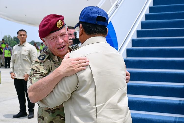 Raja Kerajaan Yordania Hasyimiah, Abdullah II ibn Al Hussein memeluk Presiden Prabowo Subianto sesaat sebelum lepas landas meninggalkan Indonesia pada Sabtu (15/11/2025). 